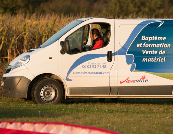 Camion avec un total-covering sur-mesure, Signalétique de Nantes Paramoteur